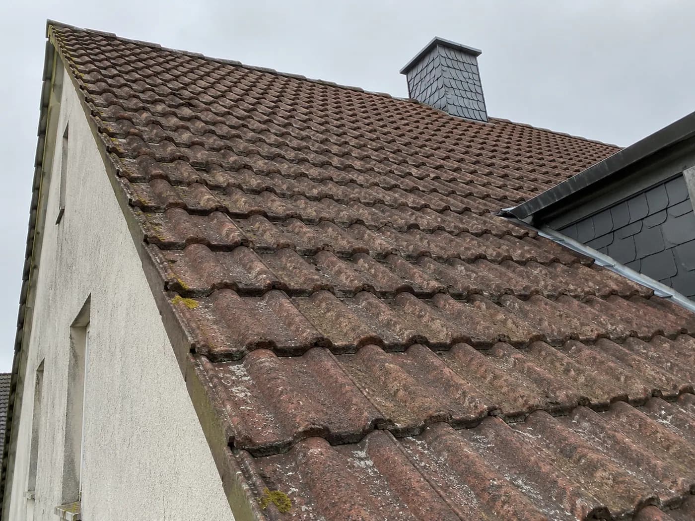 KI-generiertes Bild: Dacheindeckung Ostseite mit verwitterten Tonziegeln