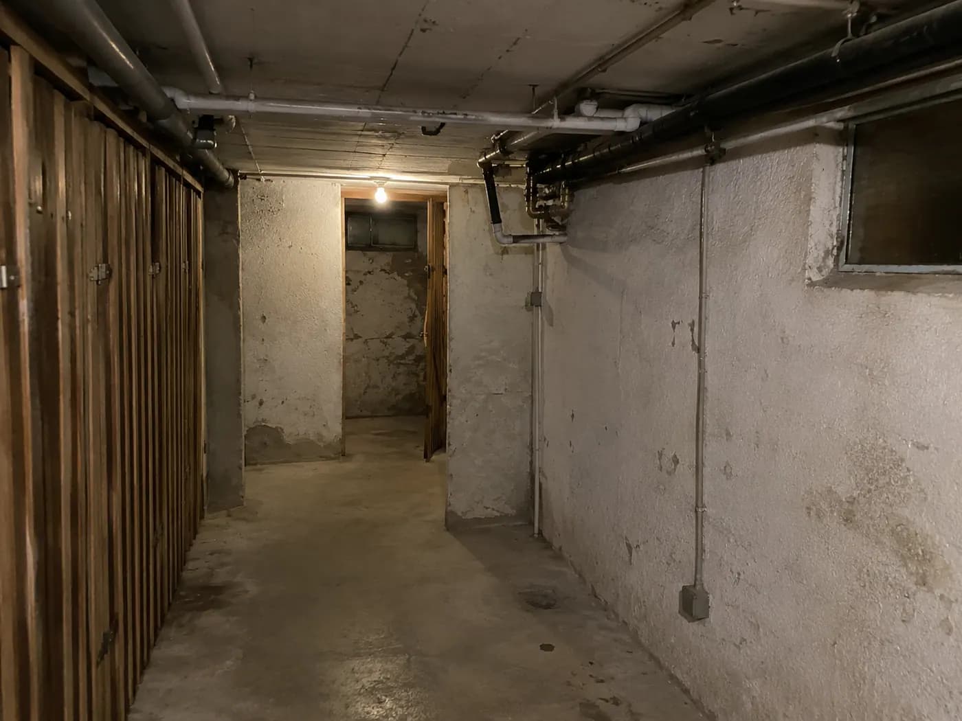 KI-generiertes Bild: Kellerinnenwand mit Feuchtigkeitsschaden im Sockelbereich